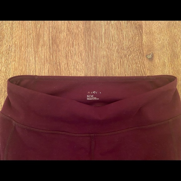 Zella Cropped Plum Leggings Size M - Picture 2 of 3